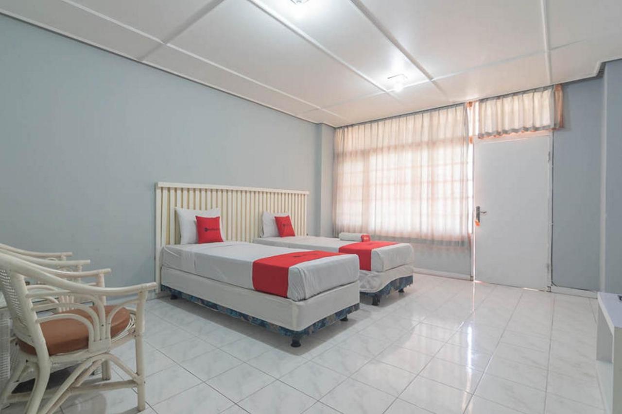 Отель Reddoorz At Jalan Raya Lembang Padasul Экстерьер фото