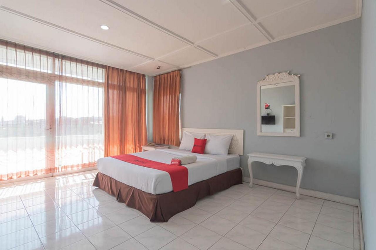 Отель Reddoorz At Jalan Raya Lembang Padasul Экстерьер фото