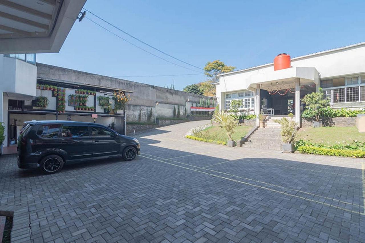 Отель Reddoorz At Jalan Raya Lembang Padasul Экстерьер фото