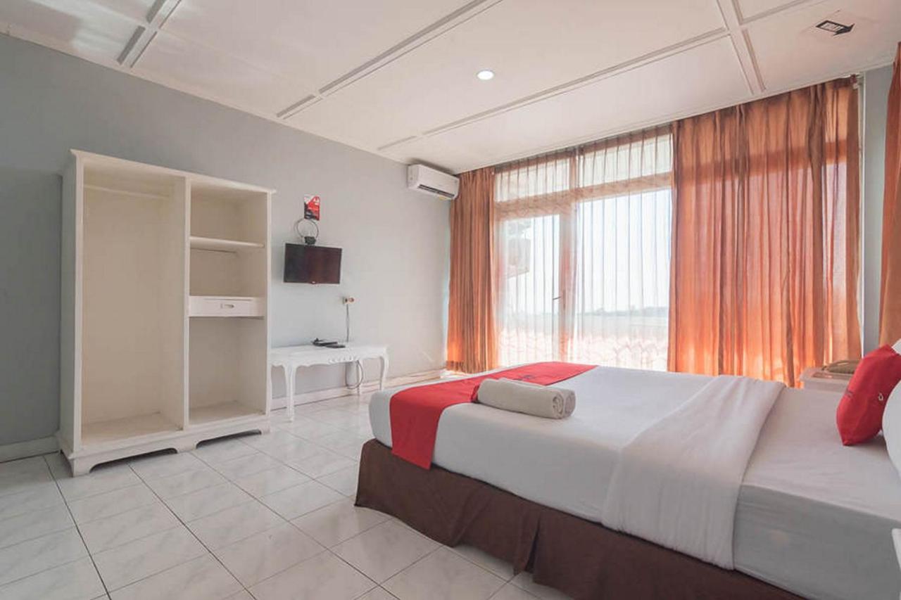 Отель Reddoorz At Jalan Raya Lembang Padasul Экстерьер фото