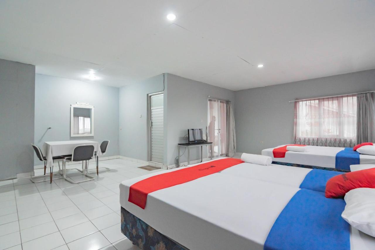 Отель Reddoorz At Jalan Raya Lembang Padasul Экстерьер фото