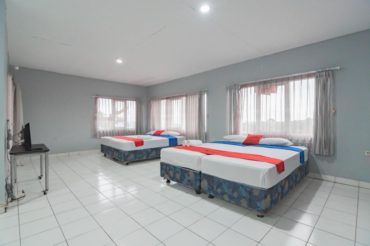 Отель Reddoorz At Jalan Raya Lembang Padasul Экстерьер фото
