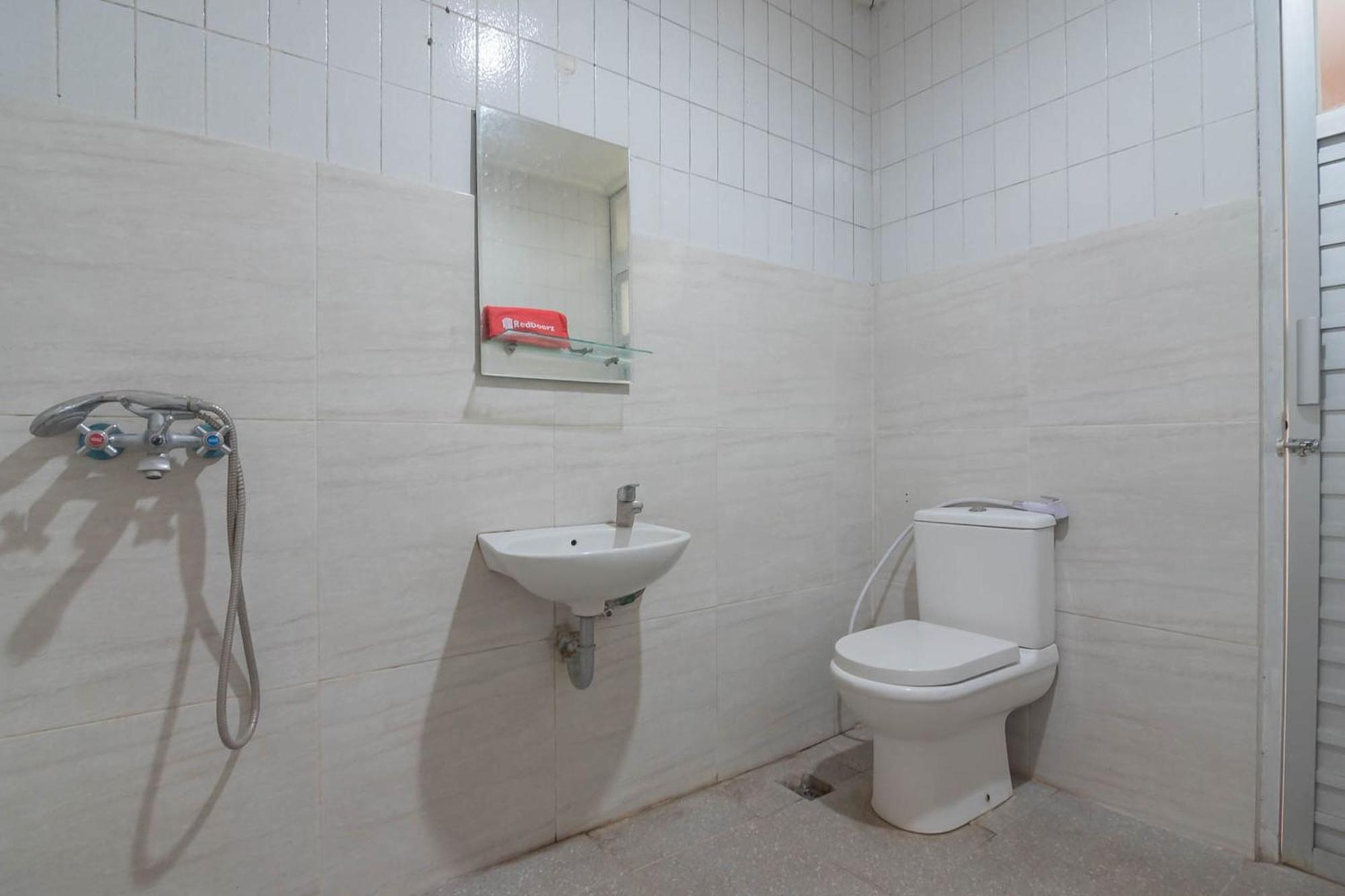 Отель Reddoorz At Jalan Raya Lembang Padasul Номер фото