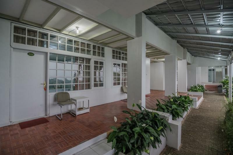 Отель Reddoorz At Jalan Raya Lembang Padasul Экстерьер фото